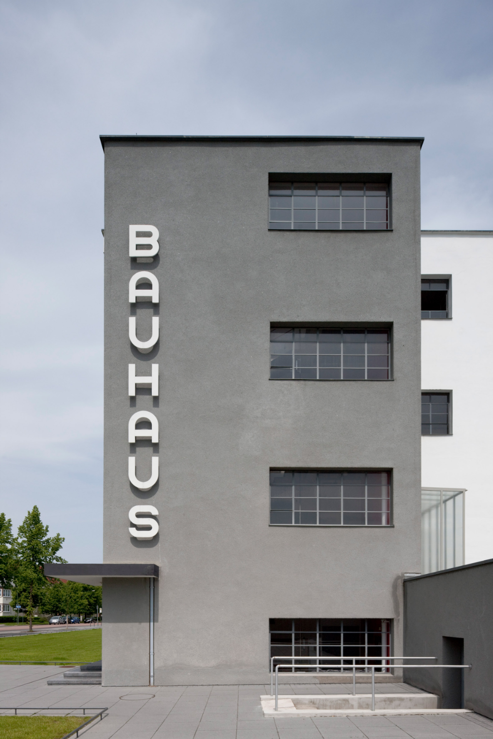 Walter Gropius designed school in Dessau to reflect the Bauhaus values.png